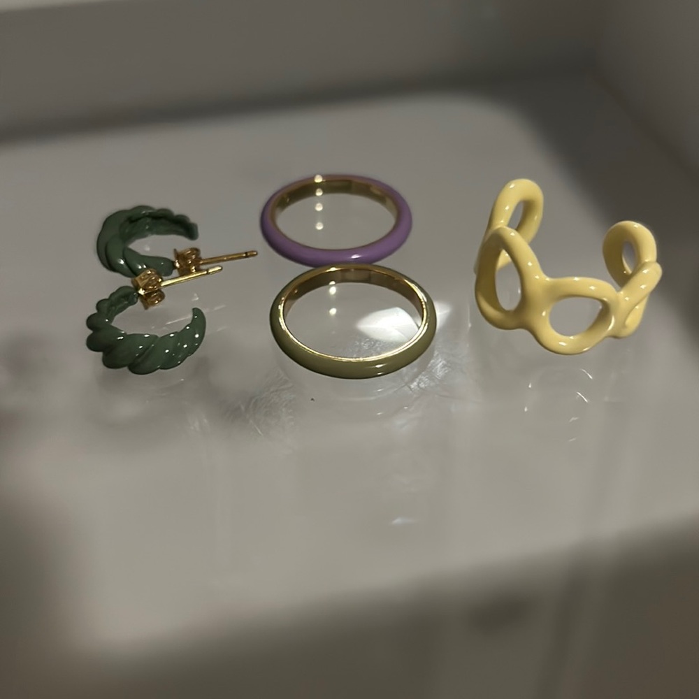 LOT OF 4 1 bubble ring 2 flat rings 1 set of rigid earrings all rings size 7